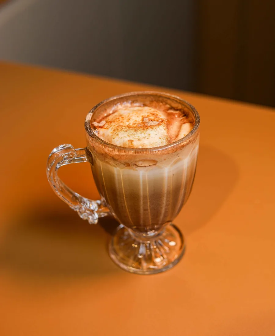 Café com leite servido na xícara de vidro Coffee Blend