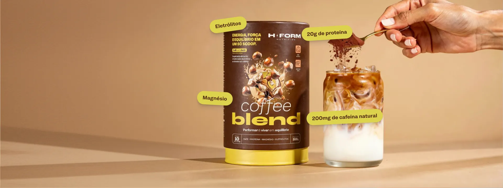 Pote de Coffee Blend ao lado de um copo com gelo, com selos de eletrólitos, 20 g de proteína, magnésio e 200 mg de cafeína