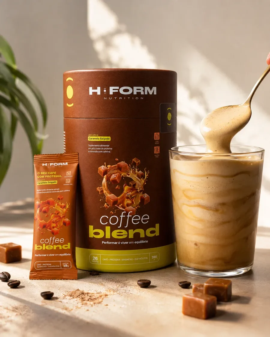 Colher com Coffee Blend cremoso sobre o copo, com o pote ao fundo