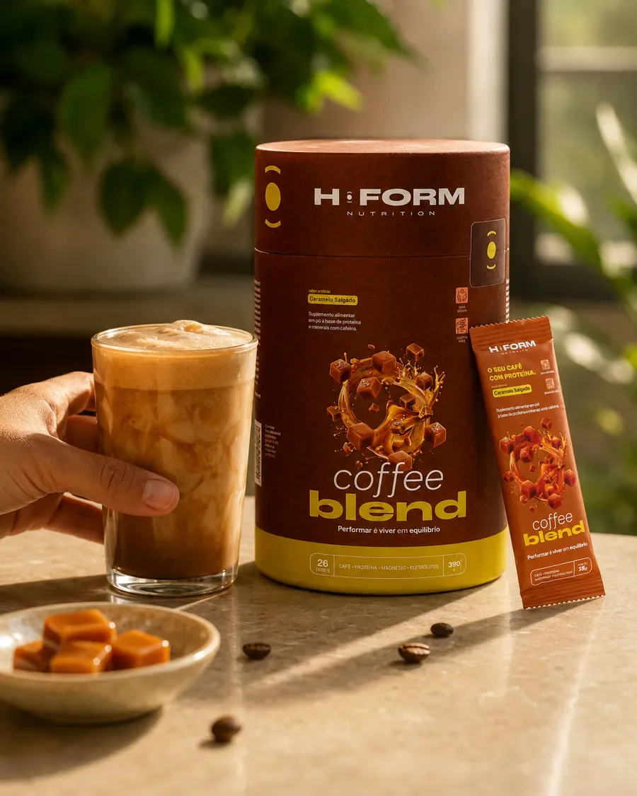 Mão pegando um copo de Coffee Blend gelado ao lado do pote